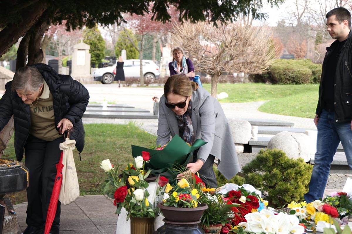 Ružica Đinđić sa sinom došla na grob Zorana Đinđića