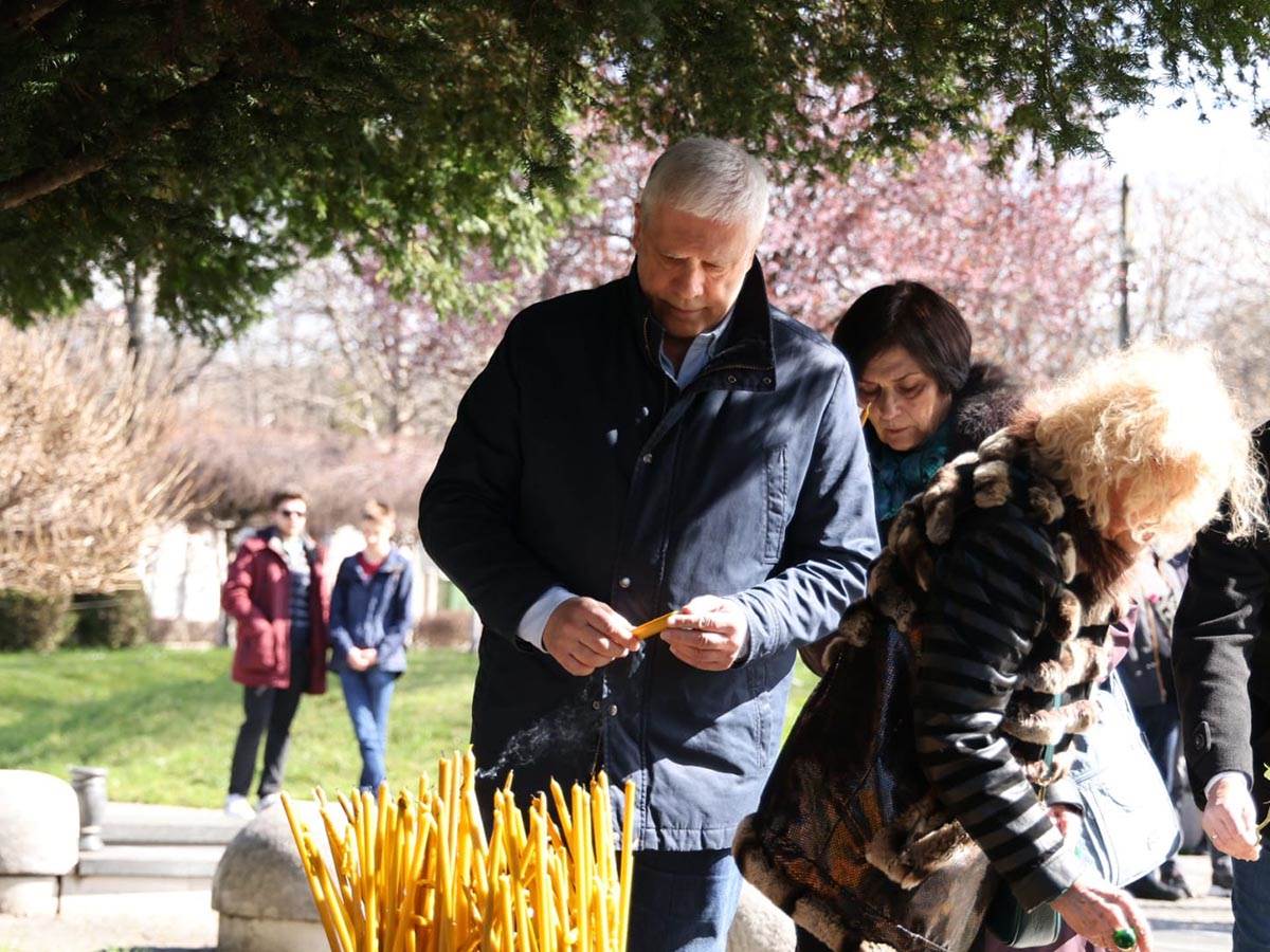 Ružica Đinđić sa sinom došla na grob Zorana Đinđića