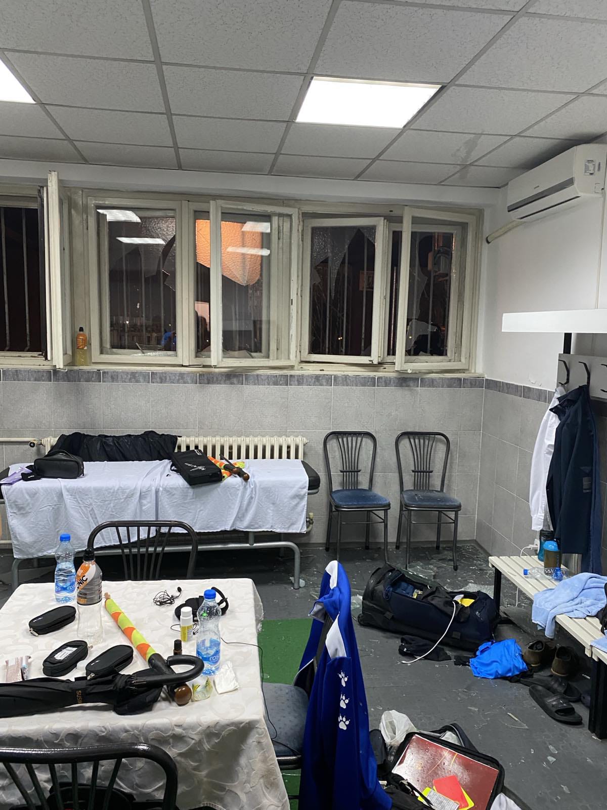 Polomljena stakla u svlačionici