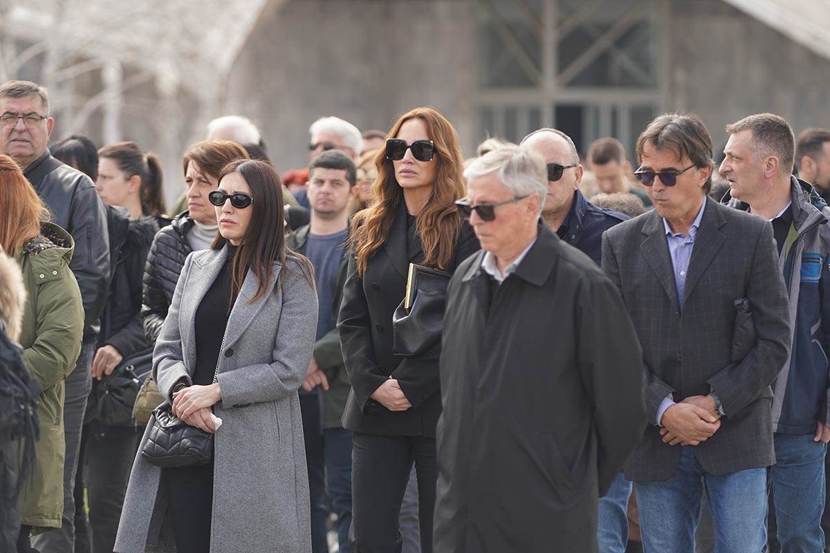 zana okuka sahrana (2) copy.jpg