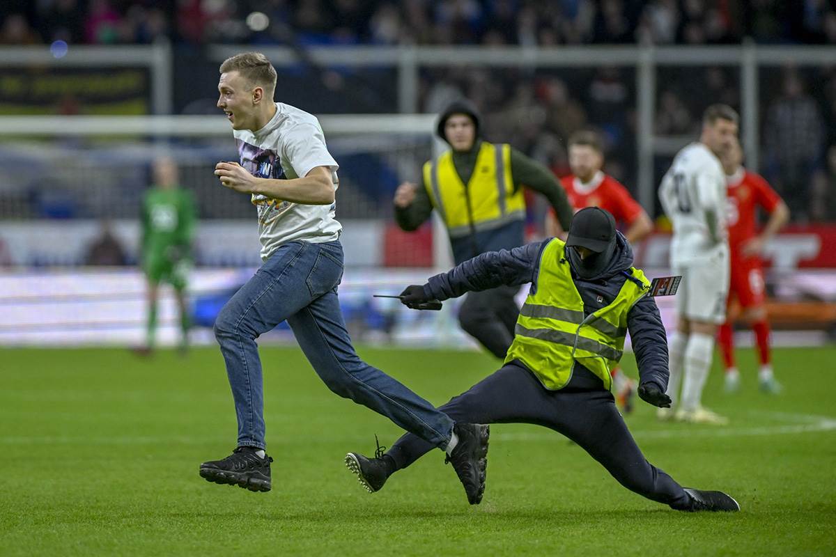 navijač utrčao na srbija - rusija