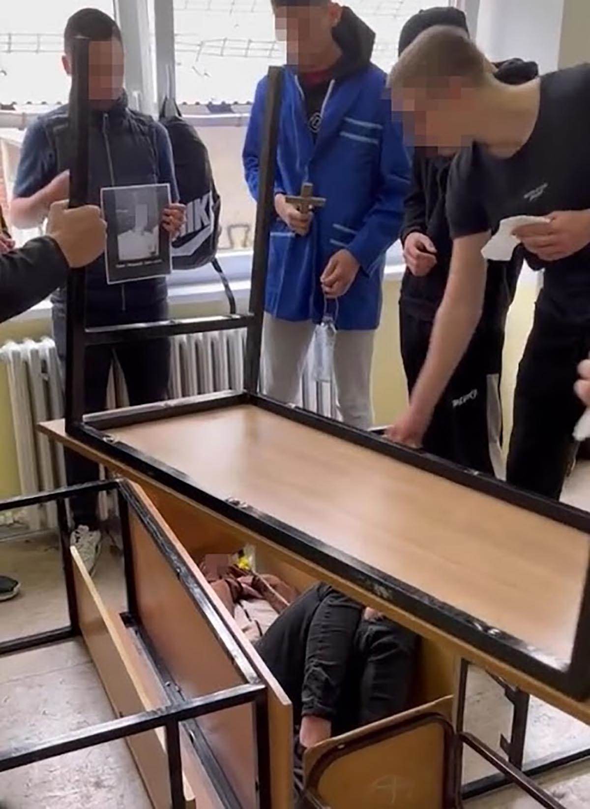 Učenici sahranjuju žive drugare (1).jpg