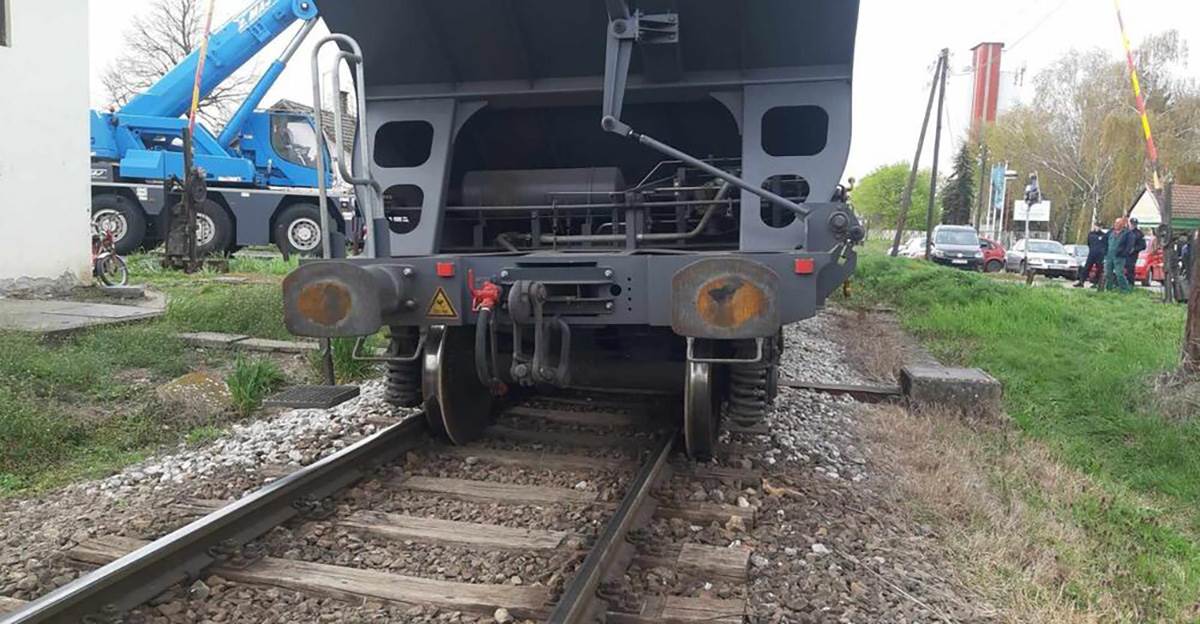 VOZ ISKLIZNUO IZ ŠINA (3).jpg