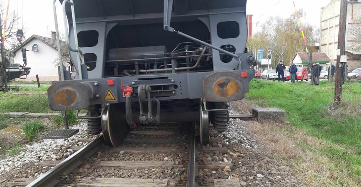 VOZ ISKLIZNUO IZ ŠINA (4).jpg