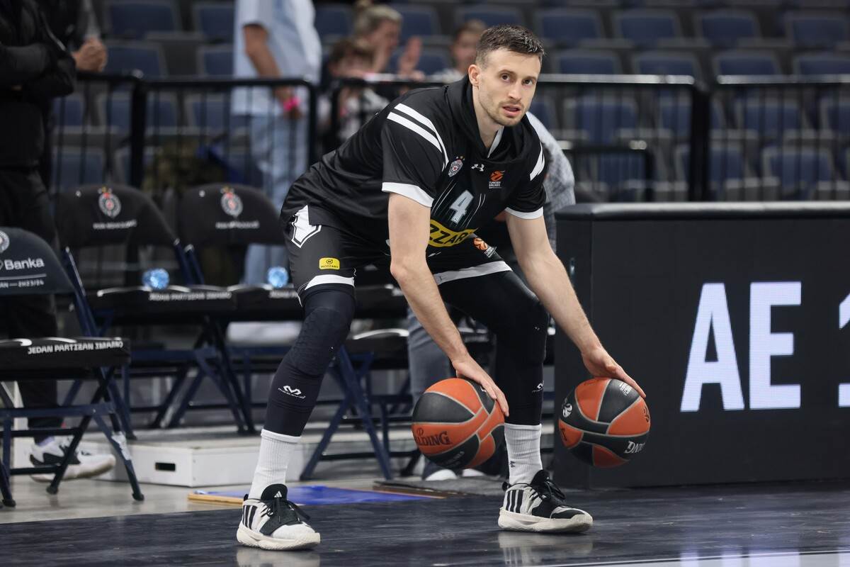 Nikola Milutinov izviždan pred Partizan Olimpijakos