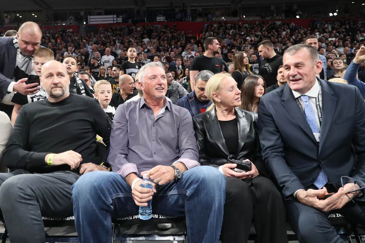 Toni Kukoč gleda Partizan Olimpijakos