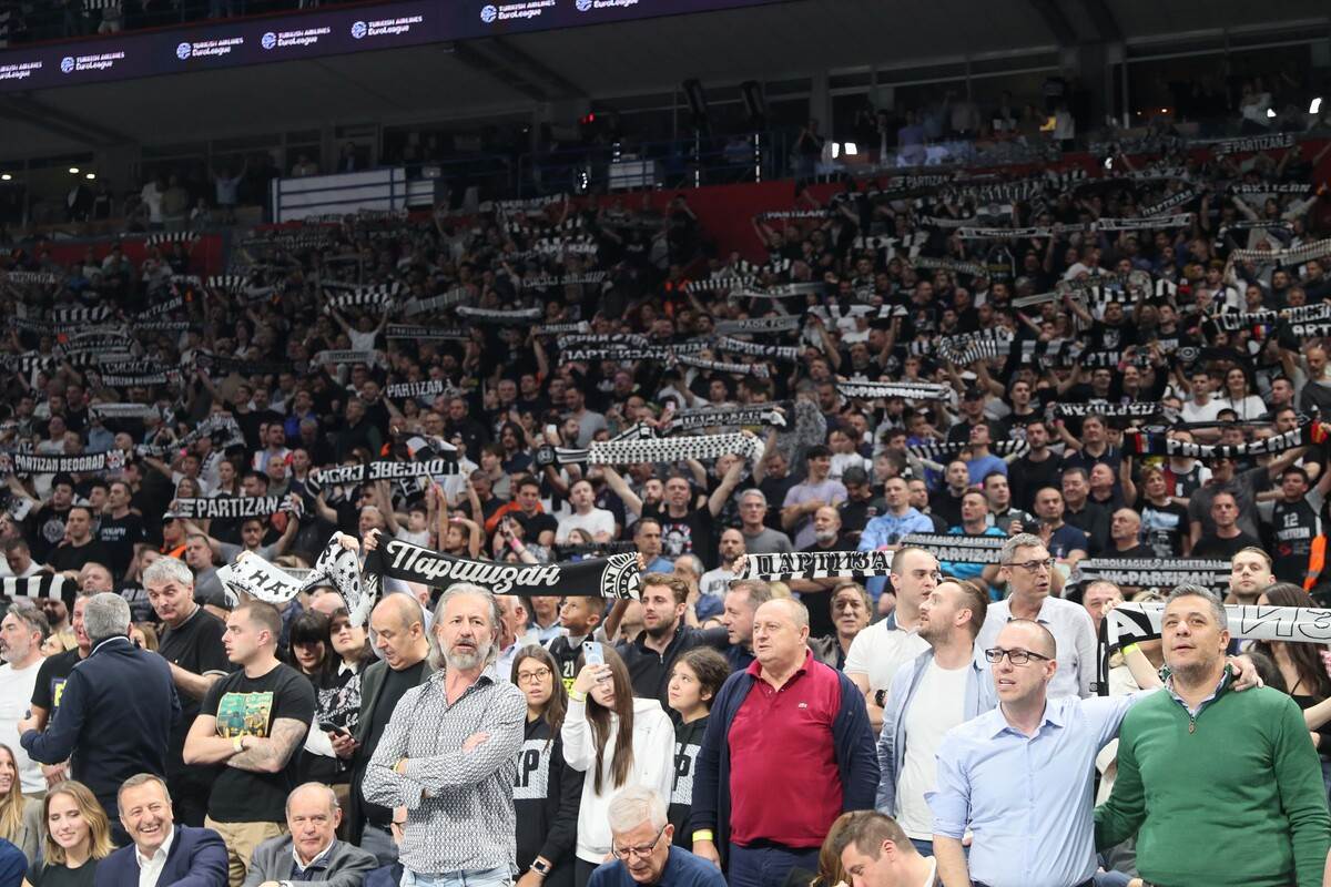 Toni Kukoč gleda Partizan Olimpijakos