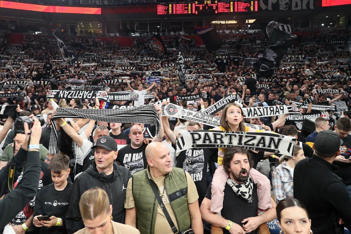 Toni Kukoč gleda Partizan Olimpijakos