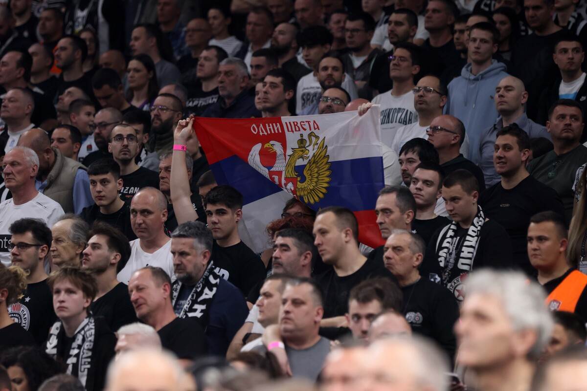 Toni Kukoč gleda Partizan Olimpijakos