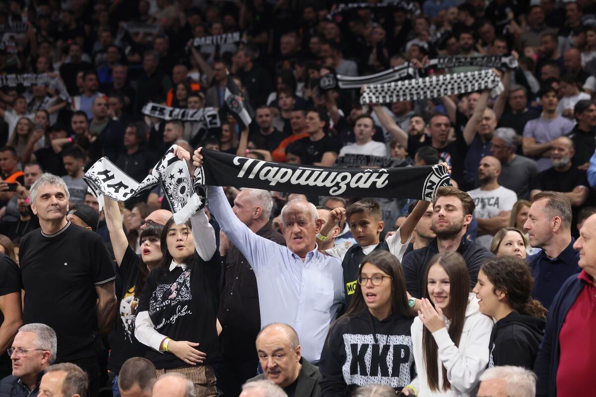 Toni Kukoč gleda Partizan Olimpijakos