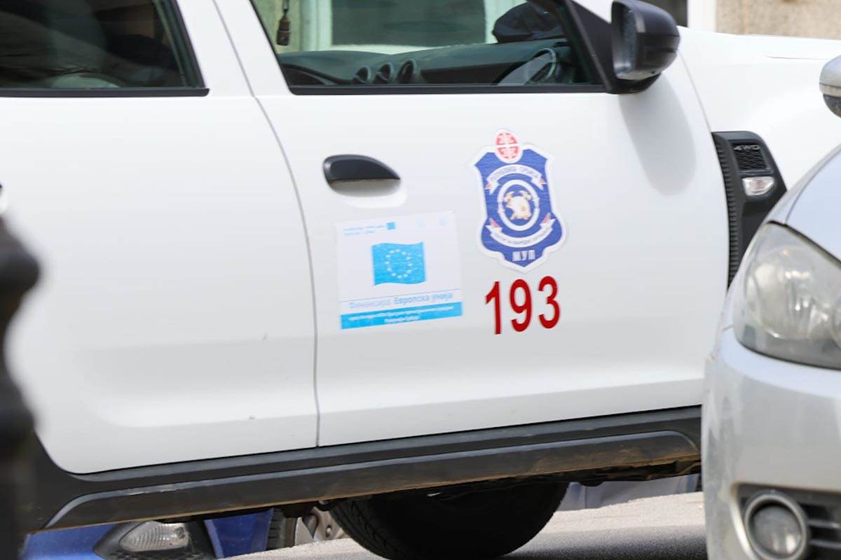 U mup je pristiglo vozilo sektora za vanredne situacije, pod rotacijom (4) copy.jpg