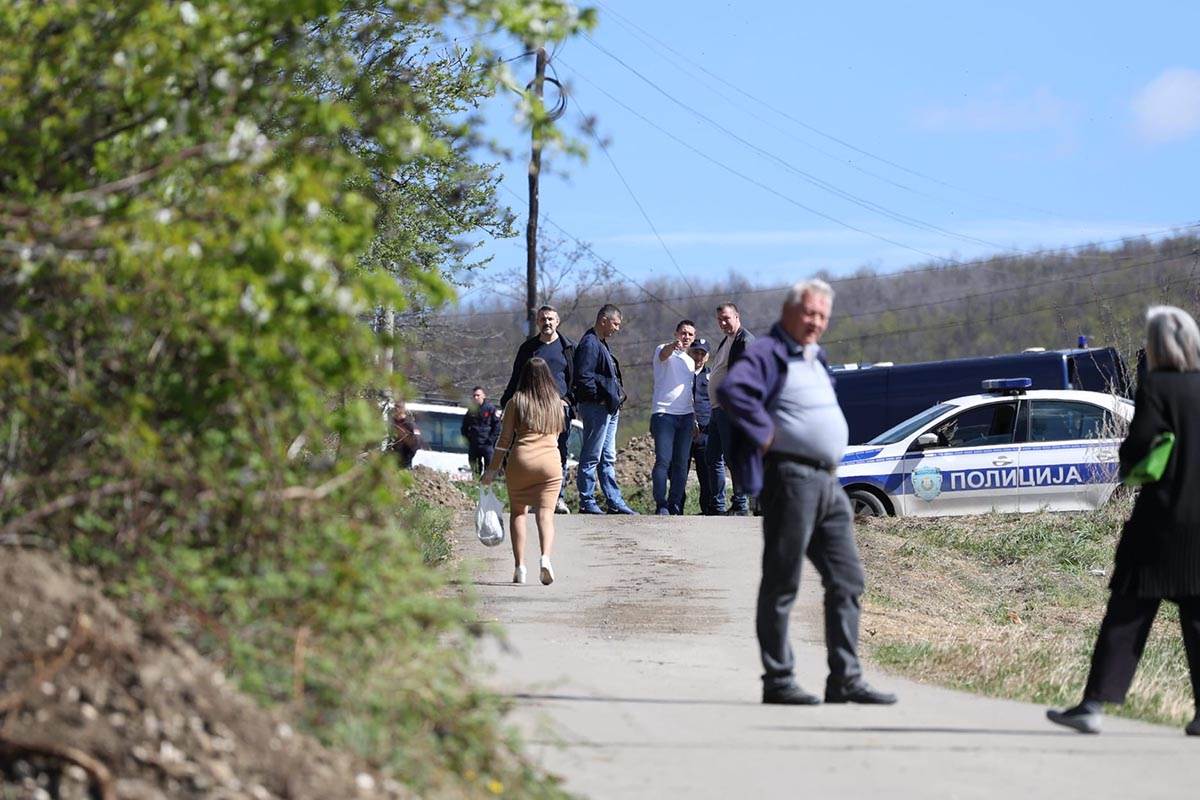Policija sa psima tragačima pretražuje Banjsko polje