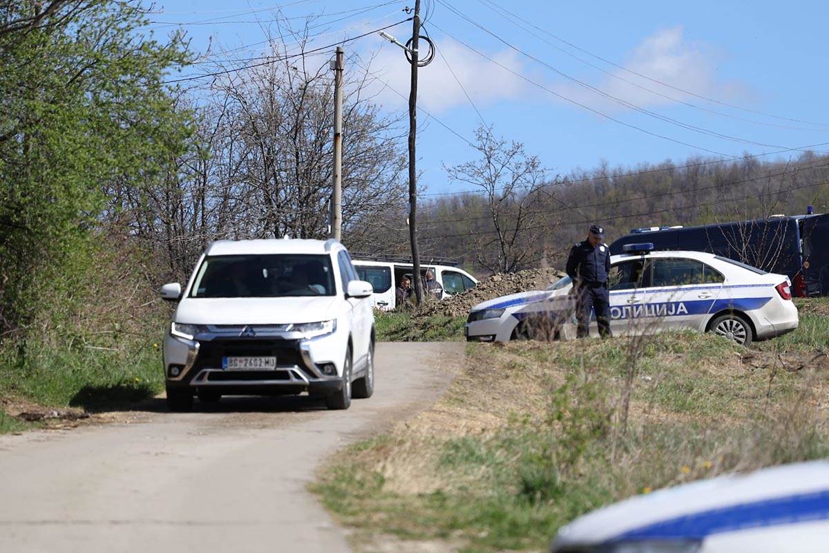Policija sa psima tragačima pretražuje Banjsko polje