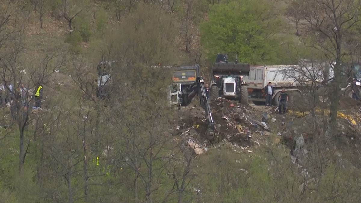 Četiri bagera na deponiji (5) copy.jpg