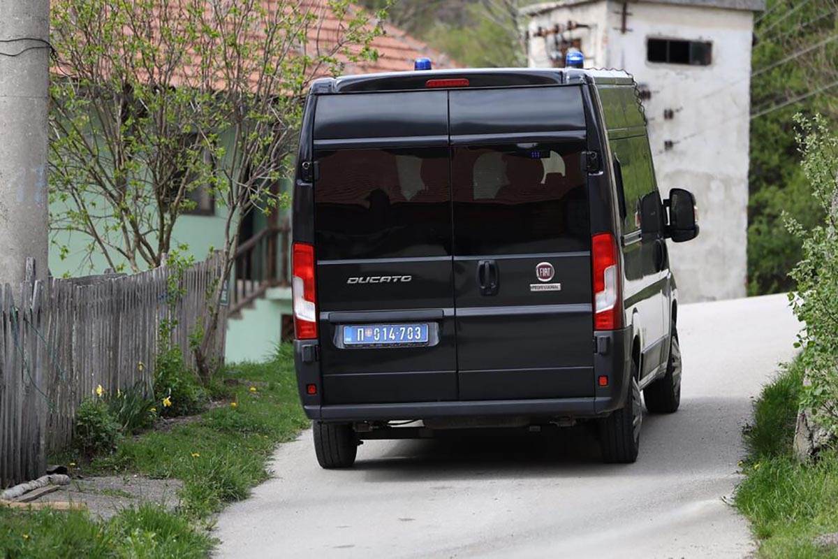 ŽANDARMERIJA PREKOPAVA DVORIŠTE (2).jpg