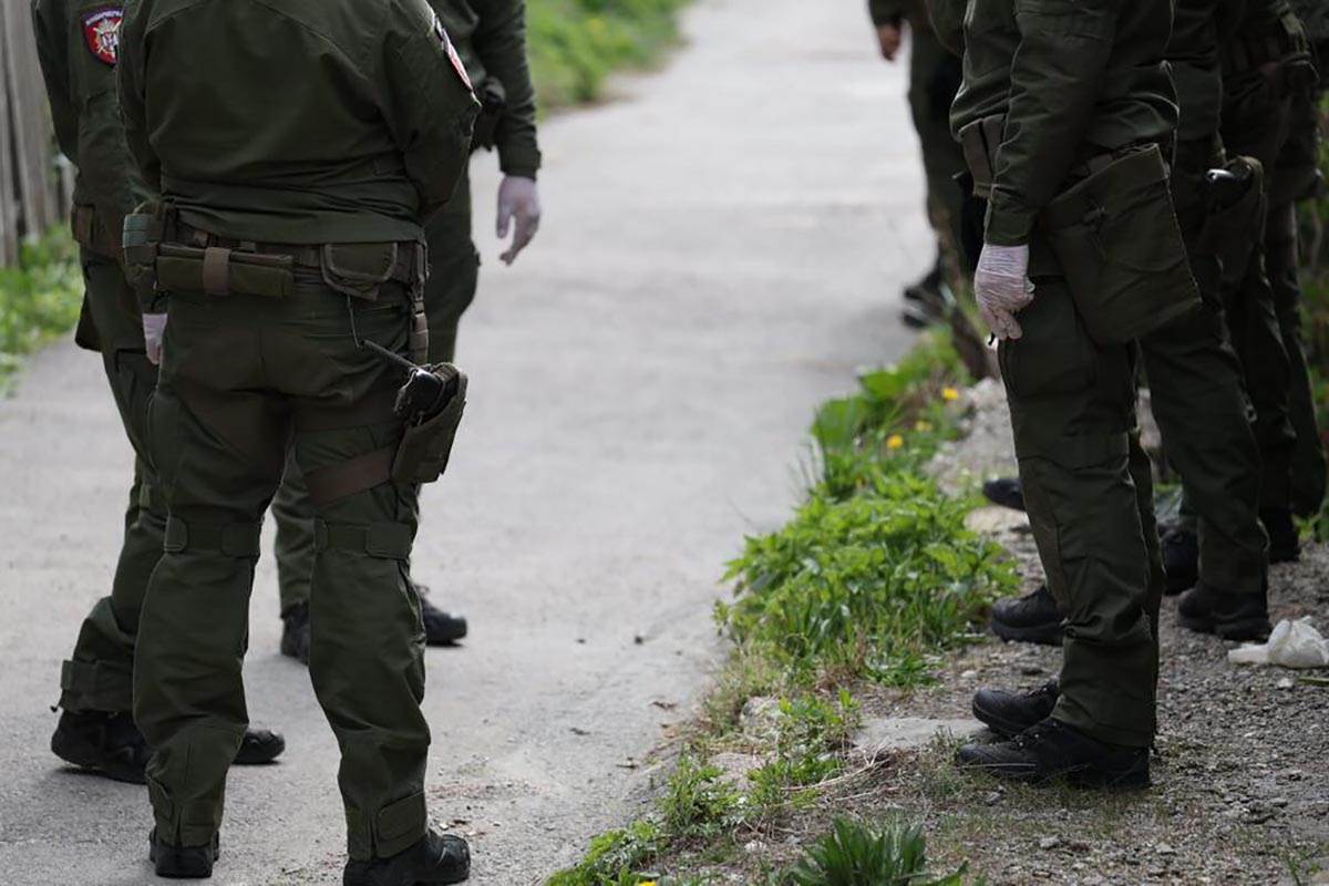 ŽANDARMERIJA PREKOPAVA DVORIŠTE (4).jpg