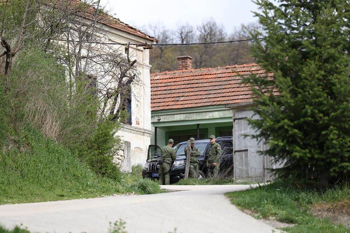 ŽANDARMERIJA PREKOPAVA DVORIŠTE (5).jpg