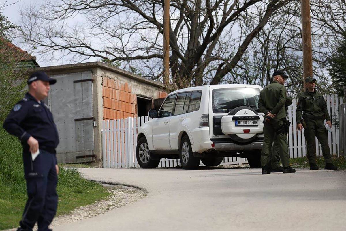 ŽANDARMERIJA PREKOPAVA DVORIŠTE (7).jpg