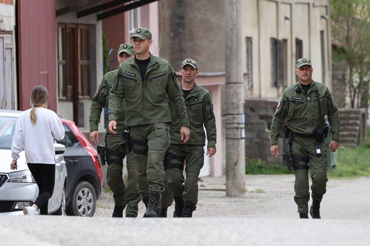 ŽANDARMERIJA PREKOPAVA DVORIŠTE (8).jpg