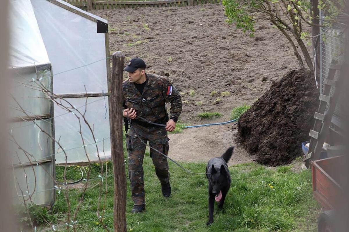 ŽANDARMERIJA PREKOPAVA DVORIŠTE (9).jpg