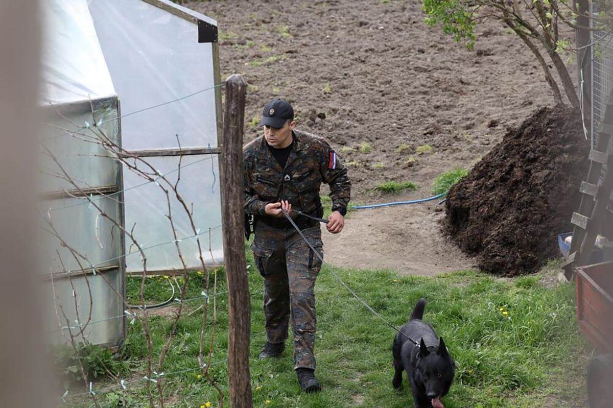 ŽANDARMERIJA PREKOPAVA DVORIŠTE (10).jpg