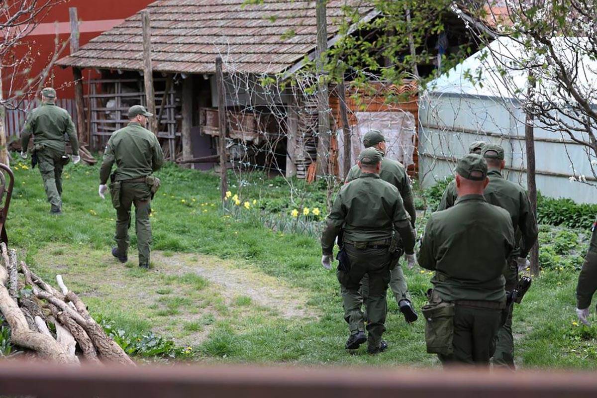 ŽANDARMERIJA PREKOPAVA DVORIŠTE (11).jpg