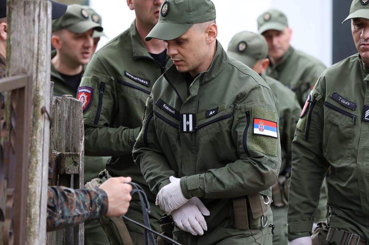 ŽANDARMERIJA PREKOPAVA DVORIŠTE (12).jpg