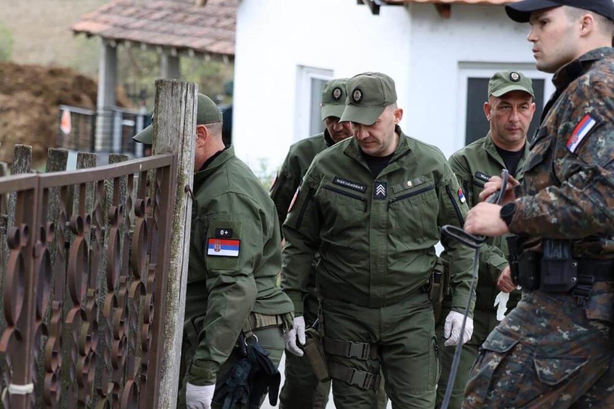 ŽANDARMERIJA PREKOPAVA DVORIŠTE (13).jpg