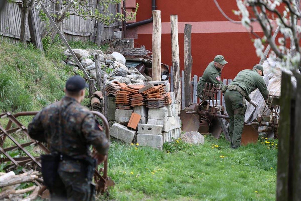 ŽANDARMERIJA PREKOPAVA DVORIŠTE (15).jpg