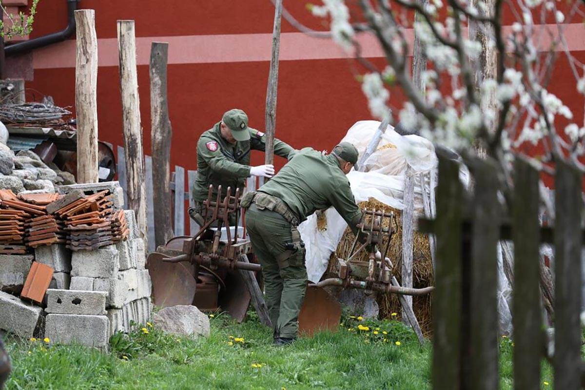 ŽANDARMERIJA PREKOPAVA DVORIŠTE (17).jpg