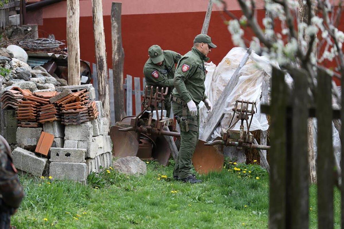 ŽANDARMERIJA PREKOPAVA DVORIŠTE (18).jpg