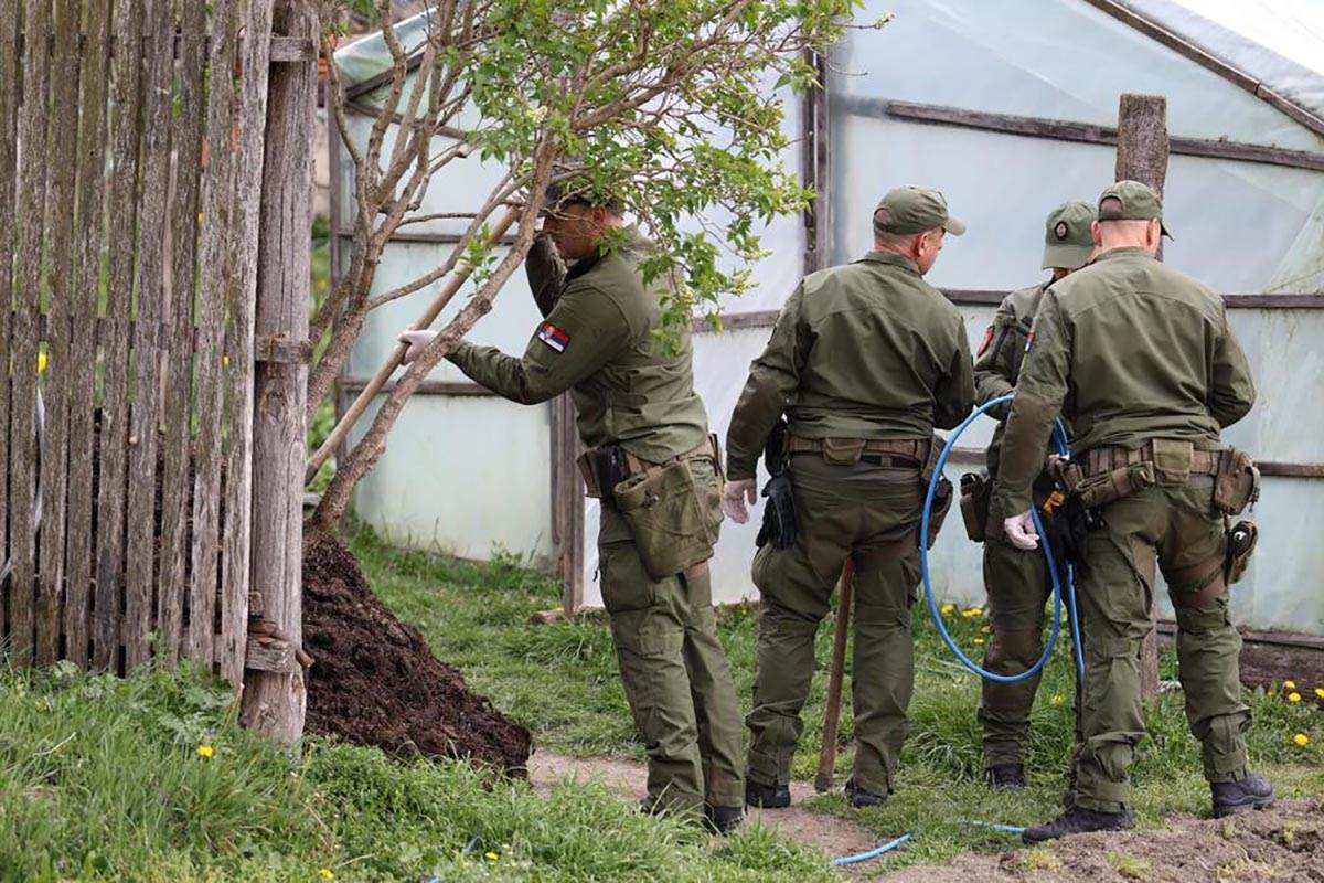 ŽANDARMERIJA PREKOPAVA DVORIŠTE (20).jpg