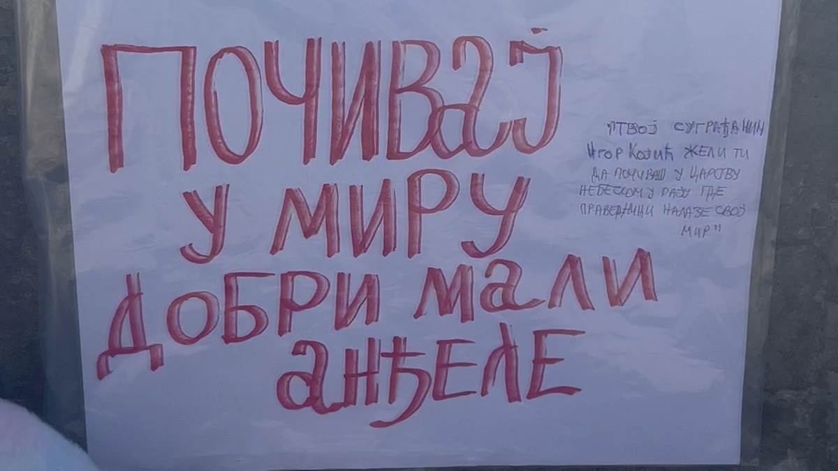 Građani pale sveće za malenu Danku (4).jpg