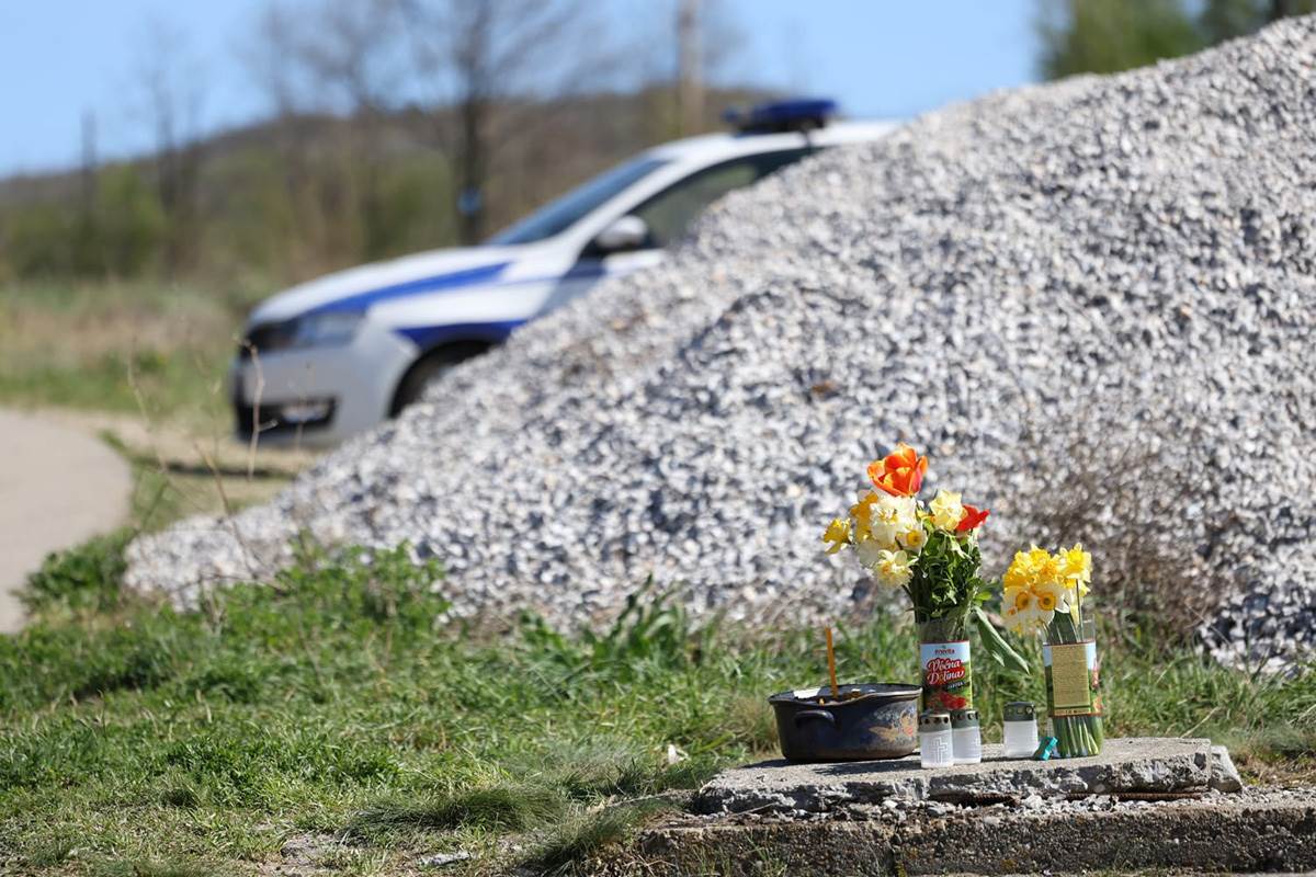 PAljenje sveća za malu Danku (8).jpg