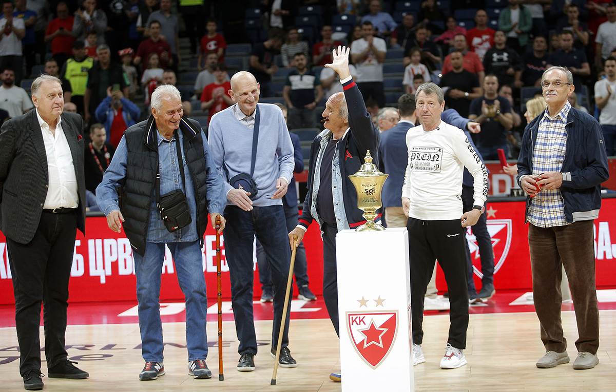 Crvena zvezda sećanje na 1974. godinu i trofej (3).jpg