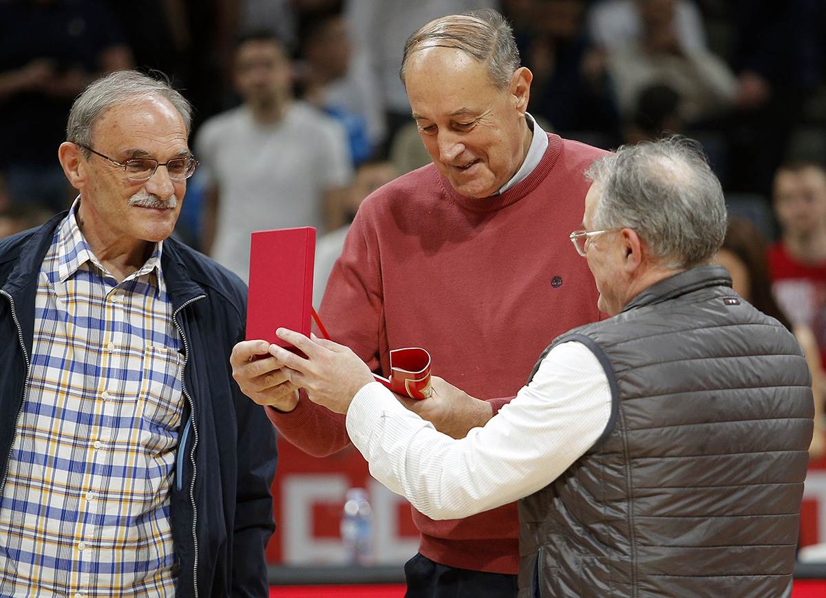 Crvena zvezda sećanje na 1974. godinu i trofej (4).jpg