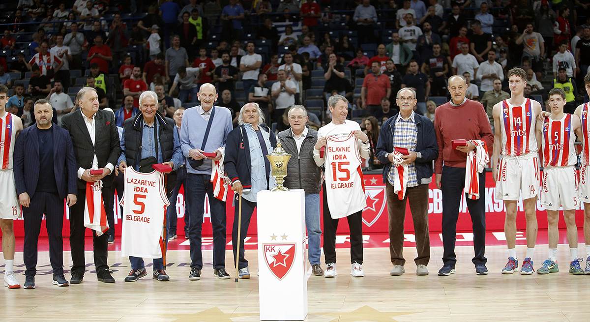Crvena zvezda sećanje na 1974. godinu i trofej (6).jpg