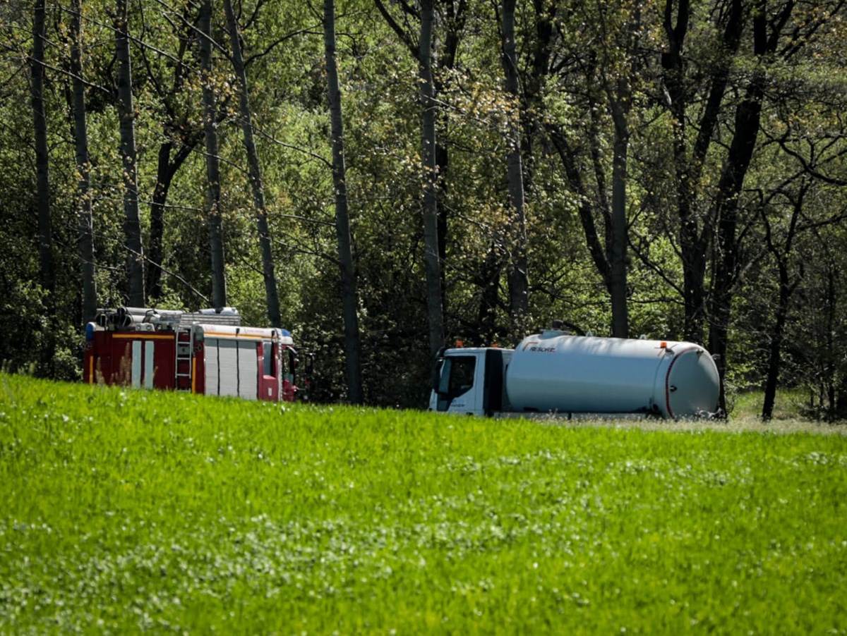 Zlot vatrogasci i cisterna za vodu koju ispumpavaju