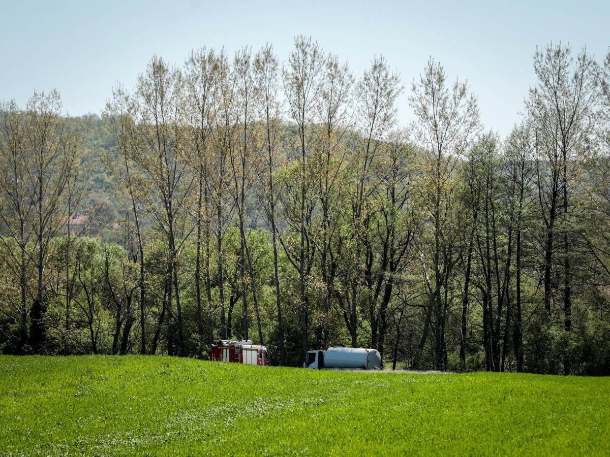 Zlot vatrogasci i cisterna za vodu koju ispumpavaju (2) copy.jpg