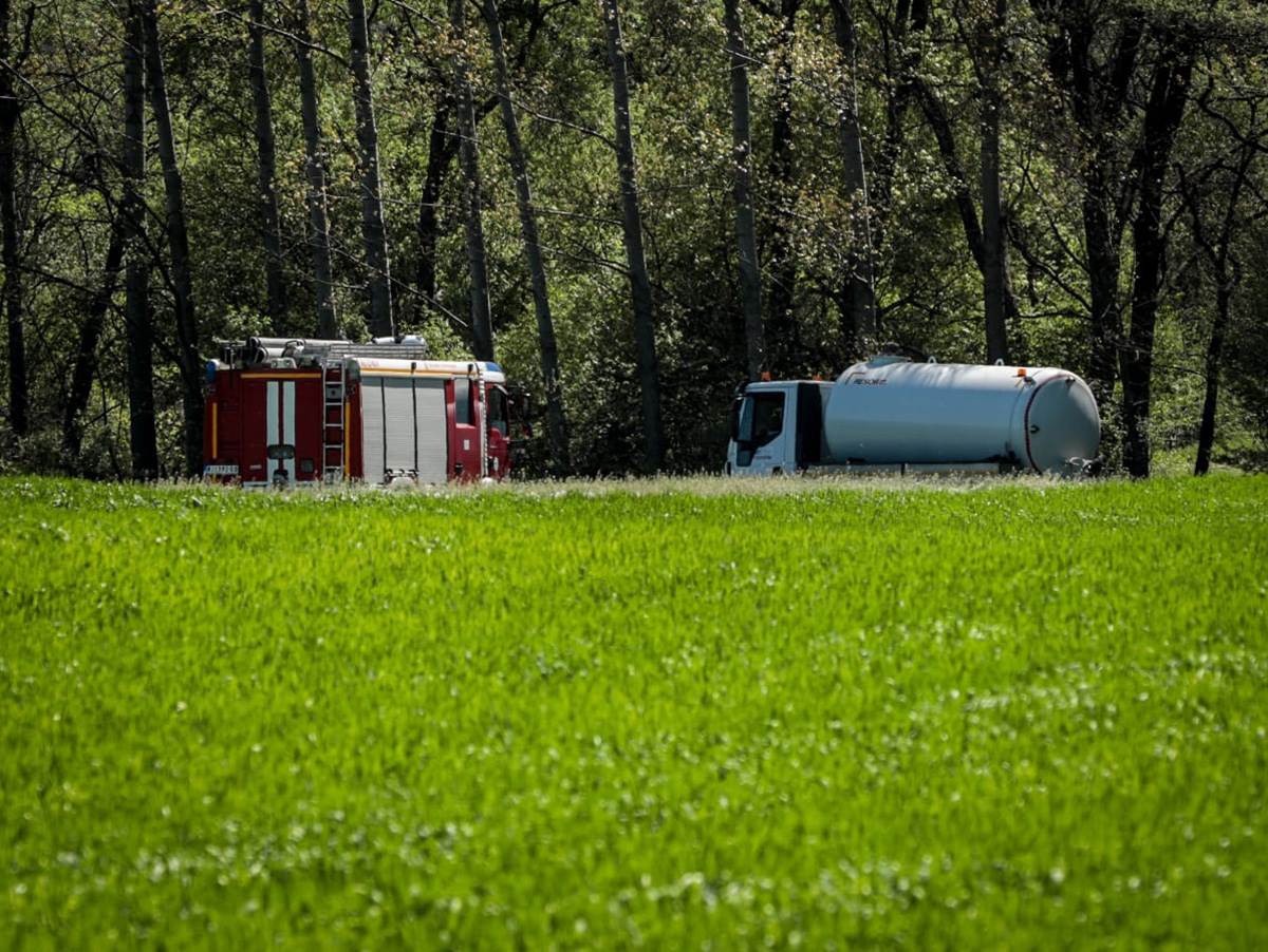 Zlot vatrogasci i cisterna za vodu koju ispumpavaju (3) copy.jpg