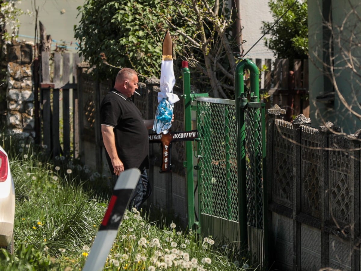 Unosenje krsta za pokojnika u kucu (2).jpg