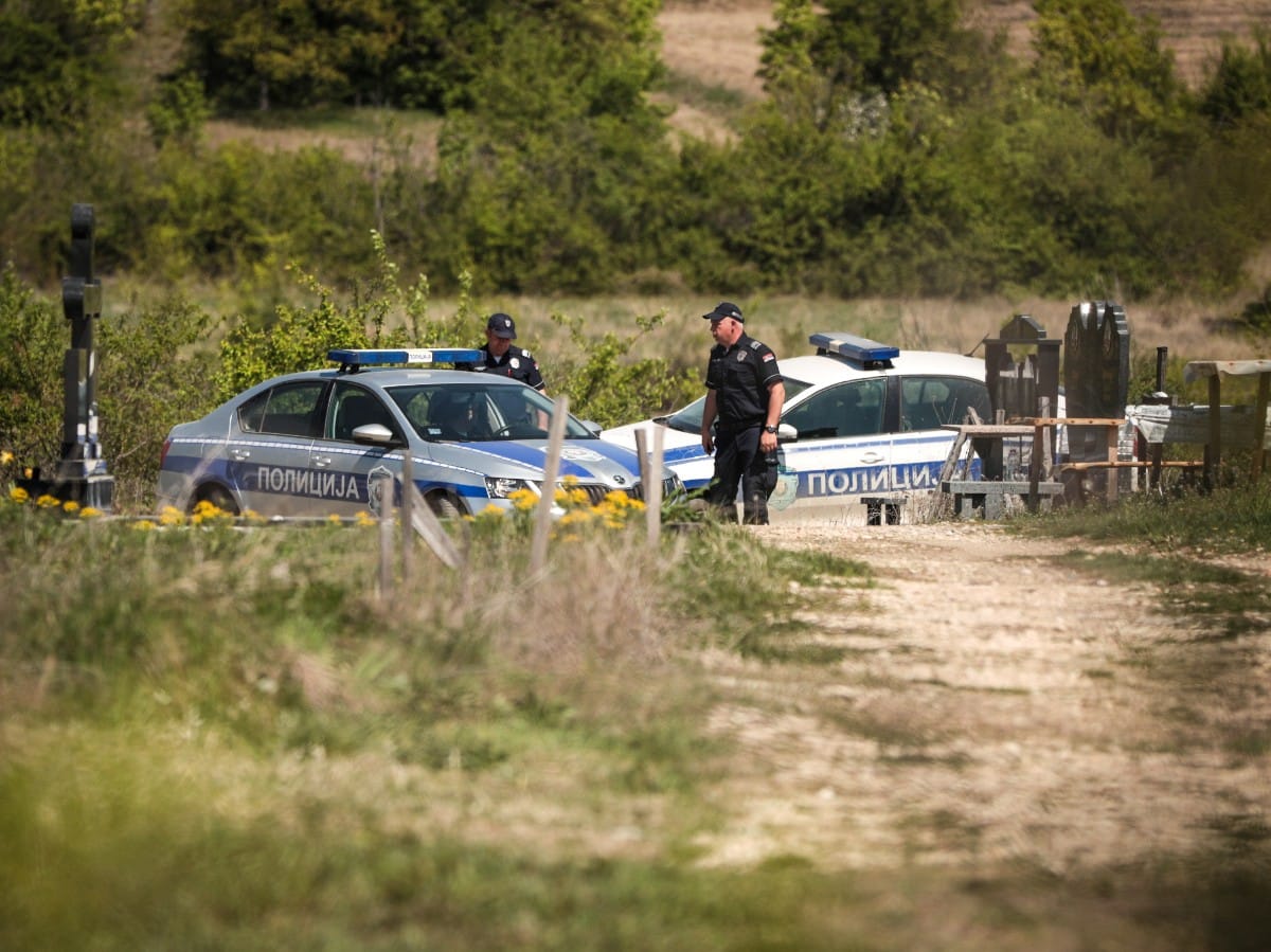 Policija blokirala prilaz groblju Zlot (2).jpg