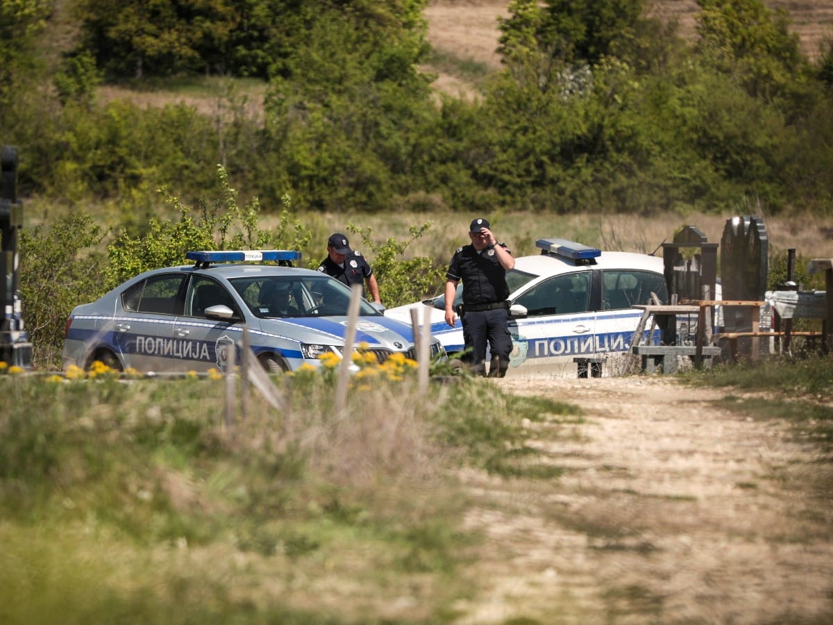 Policija blokirala prilaz groblju Zlot (4).jpg