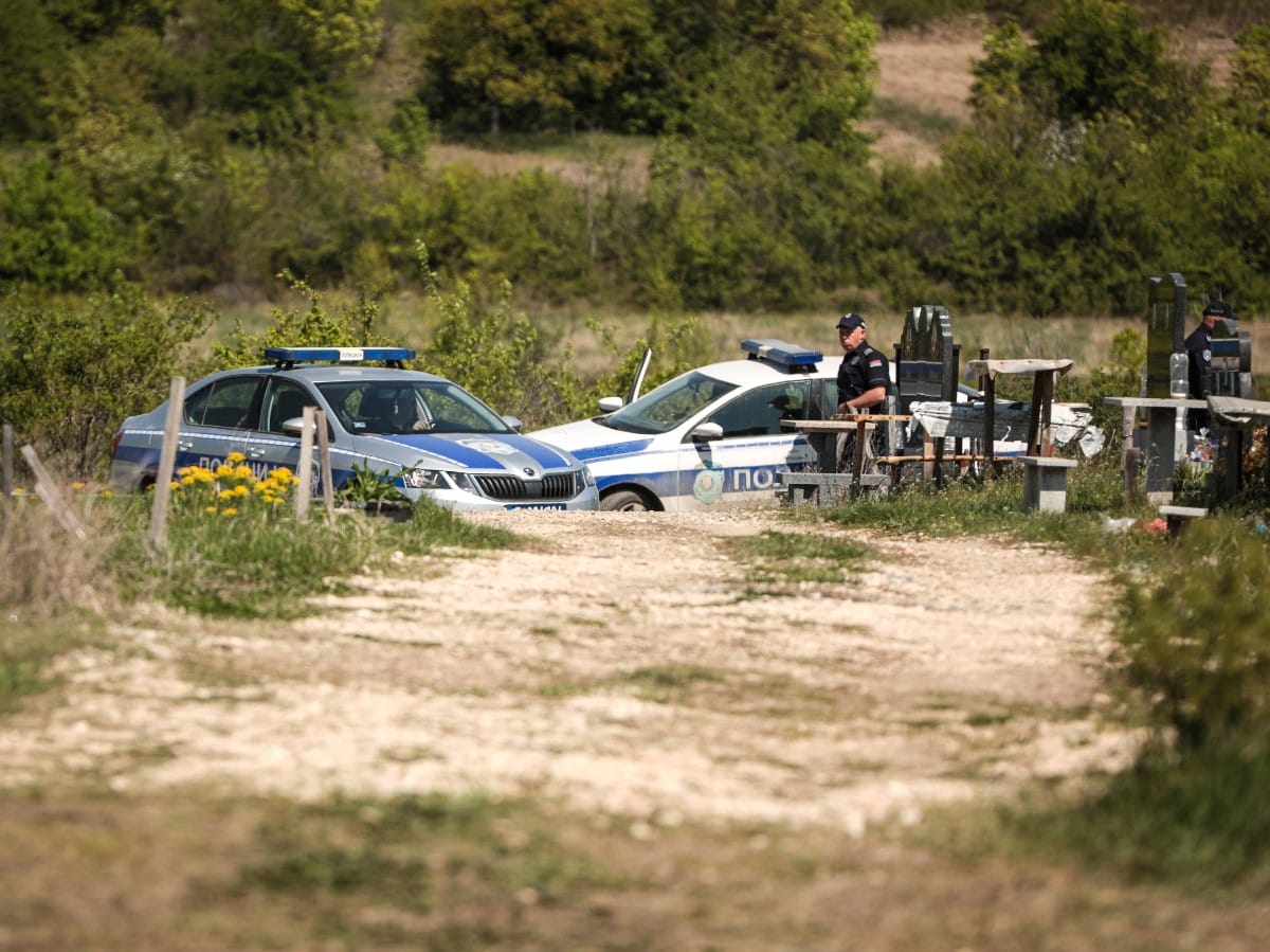 Policija blokirala prilaz groblju Zlot (5).jpg