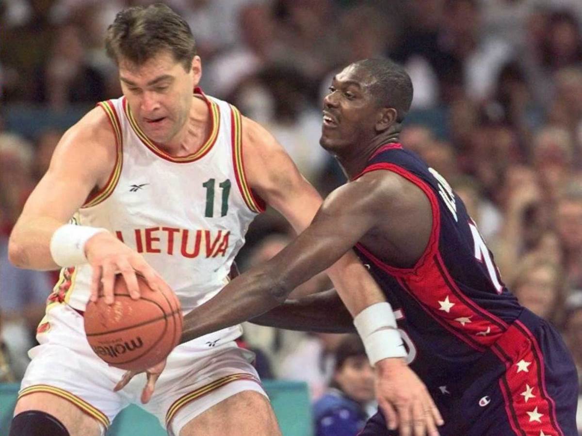 Hakim Olajdžuvon u duelu protiv Arvidasa Sabonisa na Olimpijskim igrama u Atlanti 1996