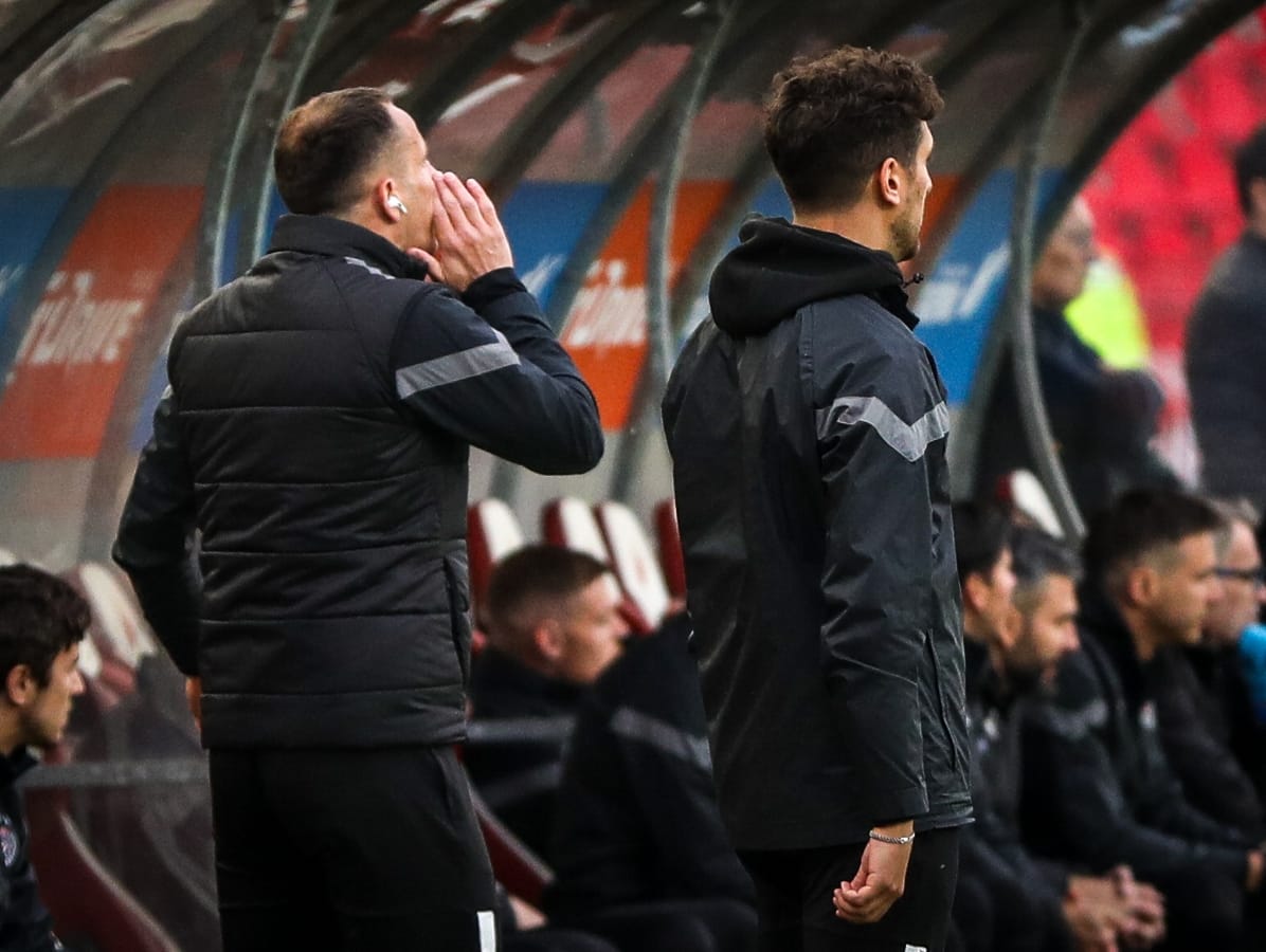 Pomoćni trener Partizana Marko Jovanović sa slušalicom na derbiju priča sa Igorom Duljajem