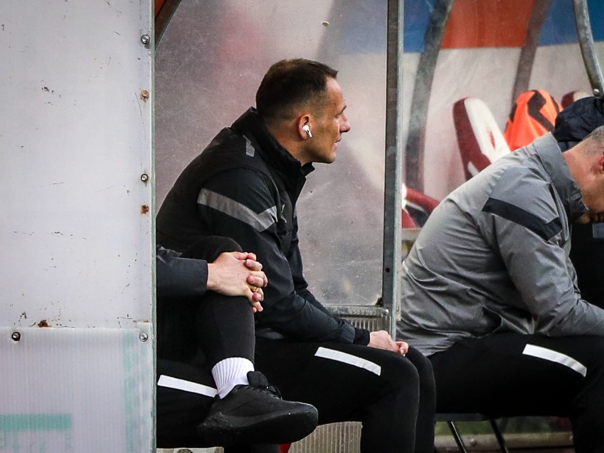 Pomoćni trener Partizana Marko Jovanović sa slušalicom na derbiju priča sa Igorom Duljajem