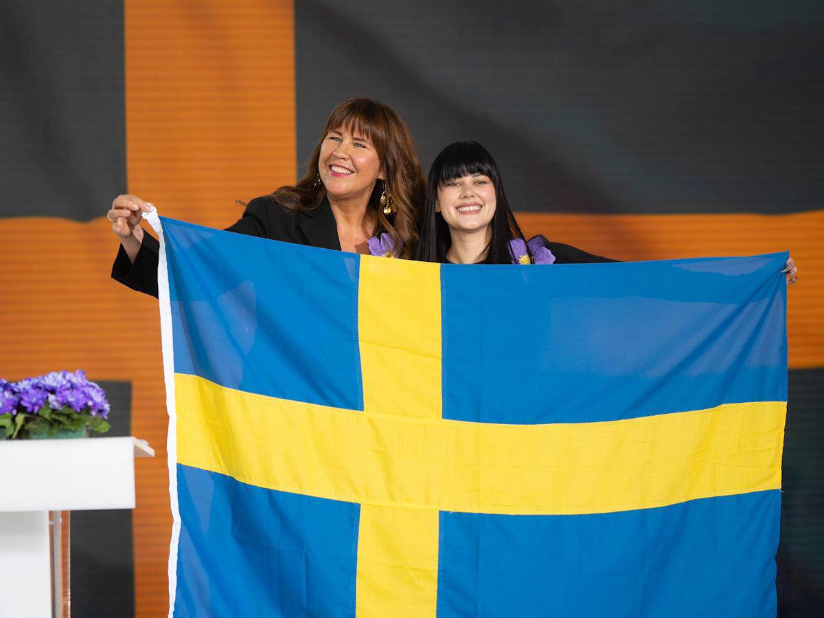 Ambasadorka Svedske urucuje zastavu Teya Dori (7).jpg