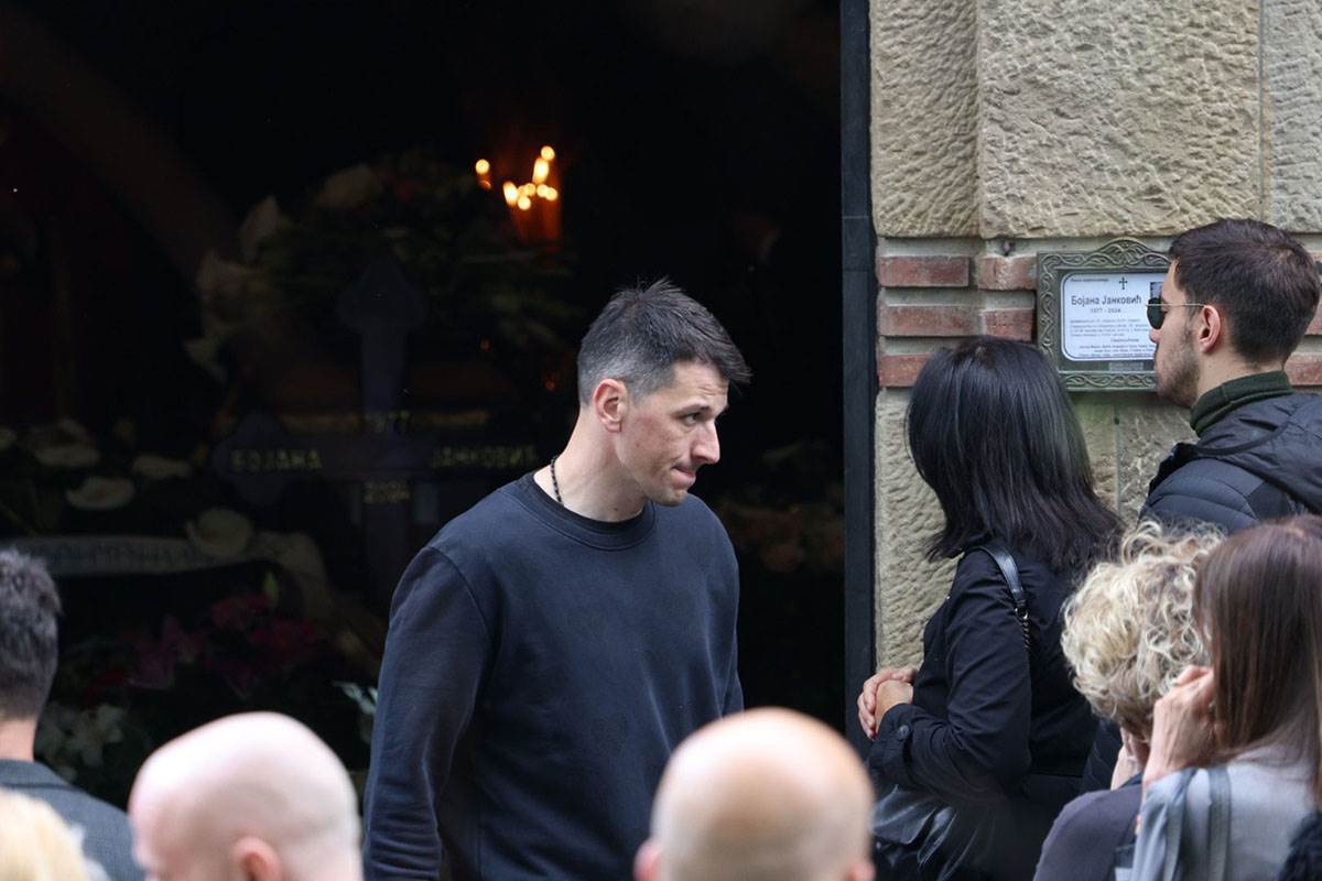 Dušica Jakovljević na sahrani Bojane Janković