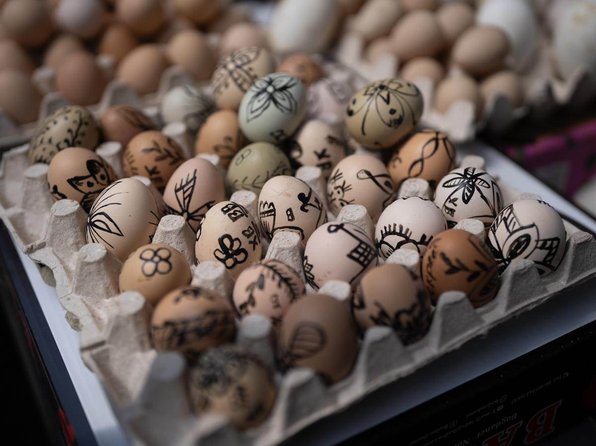 Cene običnih i farbanih jaja pred Uskrs